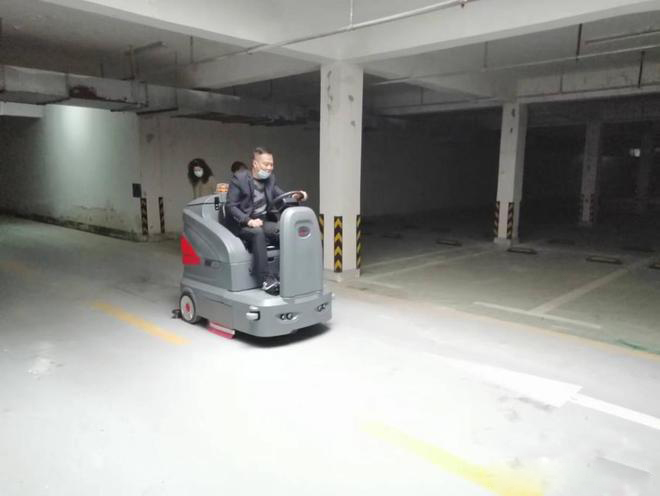 沙坪坝小区物业保洁不用人力改用驾驶式洗地机了